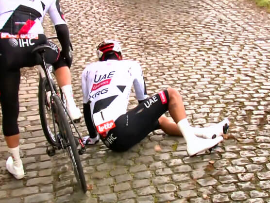Un activista climático provoca la caída de Sebastián Molano en la Vuelta a Brujas Un activista climático provoca la caída de Sebastián Molano en la Vuelta a Brujas