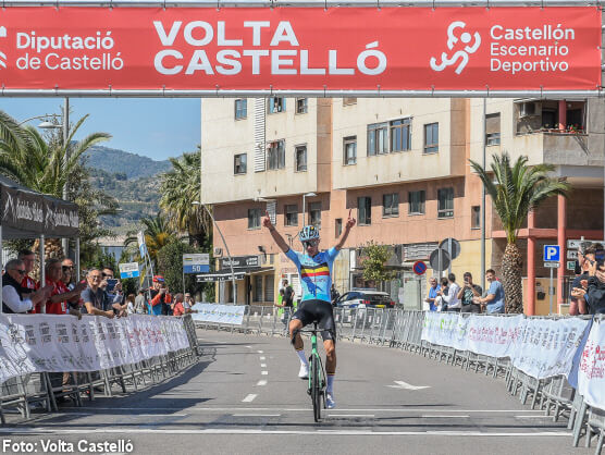 Van Kerckhove gana la primera etapa de la Volta Castelló tras una jornada exigente Van Kerckhove gana la primera etapa de la Volta Castelló tras una jornada exigente