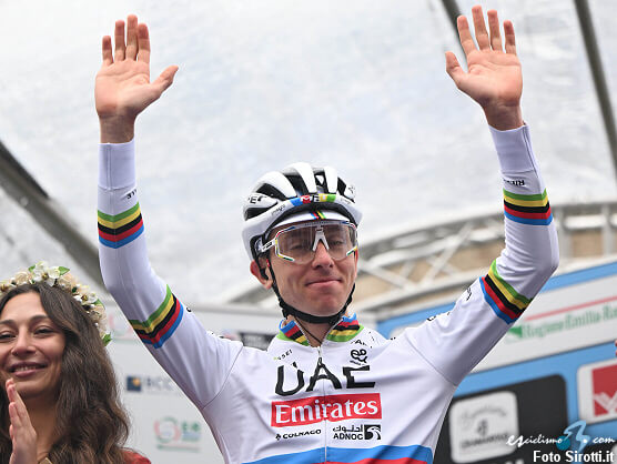 Tadej Pogacar estrena el maillot arcoíris ganando el Giro de Emilia Tadej Pogacar estrena el maillot arcoíris ganando el Giro de Emilia