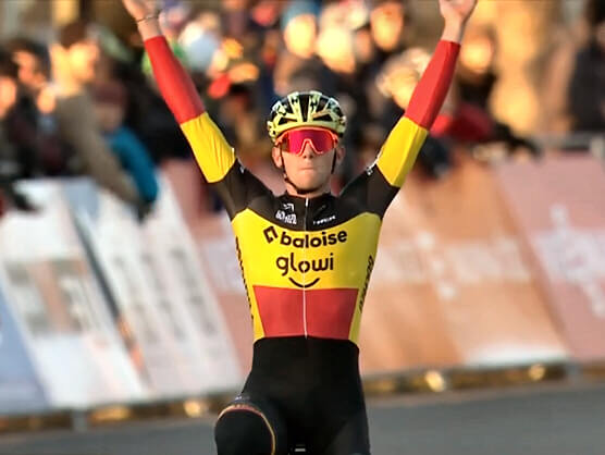 Thibau Nys se exhibe en Tbor y se viste de lder de la Copa del Mundo de Ciclocross 2025-2026