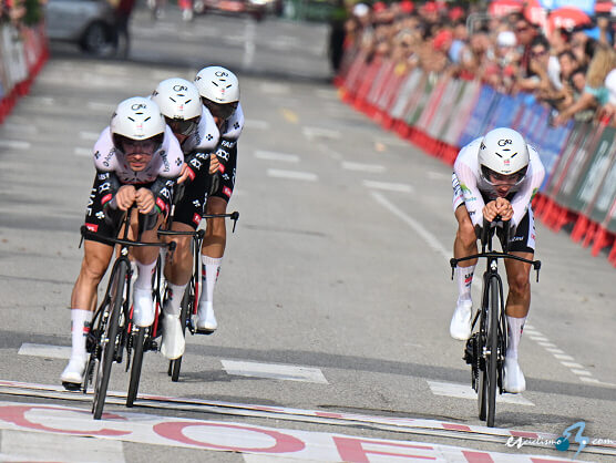 Equipo UAE Emirates-XRG en la crono de Figueres