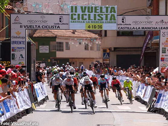 Víctor Benareau gana al esprint en Quintanar del Rey y estrena el liderato de la Vuelta a Castilla-La Mancha Víctor Benareau gana al esprint en Quintanar del Rey y estrena el liderato de la Vuelta a Castilla-La Mancha
