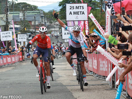 Sebastián Calderón se lleva la etapa en Ciudad Neilly tras una controvertida decisión de los comisarios Sebastián Calderón se lleva la etapa en Ciudad Neilly tras una controvertida decisión de los comisarios