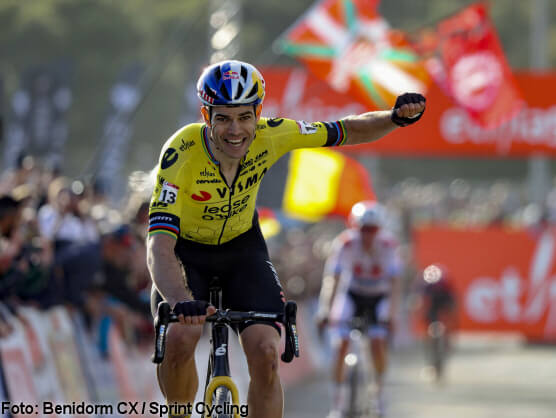 Copa del Mundo de ciclocross: Van Aert le gana el pulso a Vanthourenhout en Benidorm Copa del Mundo de ciclocross: Van Aert le gana el pulso a Vanthourenhout en Benidorm