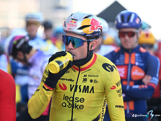 En los Campos de Flandes: Wout van Aert: "La diferencia la marc� que Van der Poel contaba con Philipsen"