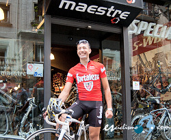 Bicicletas Maestre Bilbao acogió la presentación de las equipaciones del Athletic Club y Fortaleza Bicicletas Maestre Bilbao acogió la presentación de las equipaciones del Athletic Club y Fortaleza