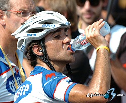 La UCI suspende dos meses a Carlos Barredo por su pelea con Rui Costa en el Tour de Francia La UCI suspende dos meses a Carlos Barredo por su pelea con Rui Costa en el Tour de Francia