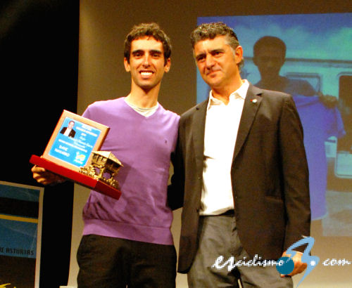 Dani Navarro recibe el premio al mejor ciclista profesional asturiano de 2014 Dani Navarro recibe el premio al mejor ciclista profesional asturiano de 2014