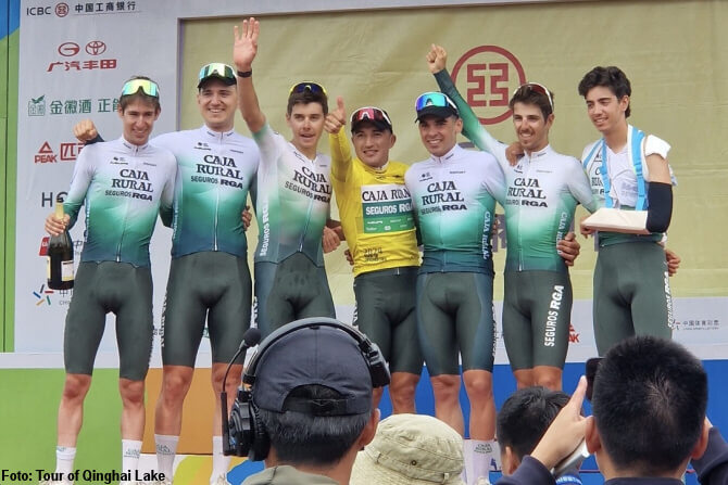 Equipo Caja Rural-Seguros RGA en el podio del Tour del Lago Qinghai