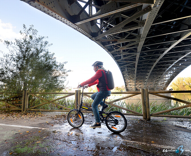 Rodando con la bicicleta plegable DAHON Hit D6 Rodando con la bicicleta plegable DAHON Hit D6