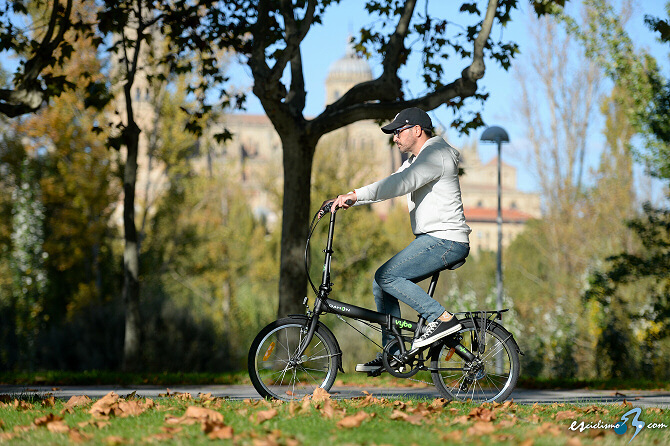 Rodando por Salamanca con la bicicleta urbana plegable DAHON Vybe D7