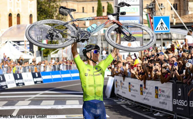 Matej Mohoric con la Merida Silex en el Mundial de gravel