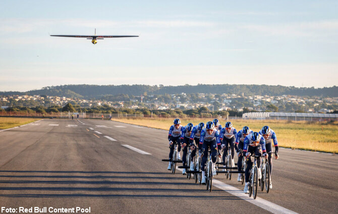 El Red Bull-Bora-Hansgrohe hace despegar un planeador solo con la potencia de sus ciclistas El Red Bull-Bora-Hansgrohe hace despegar un planeador solo con la potencia de sus ciclistas