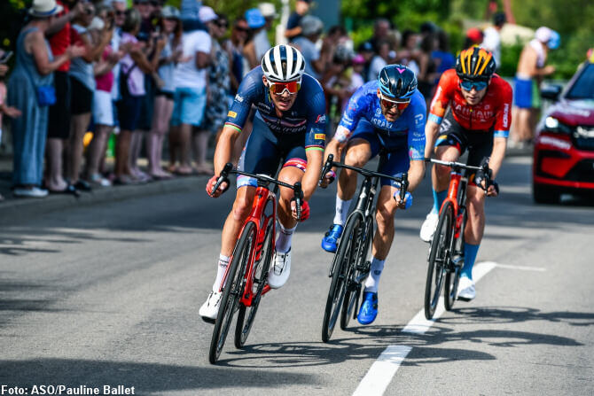 Mads Pedersen al frente de la fuga