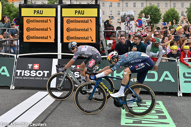 Jasper Philipsen y Wout Van Aert