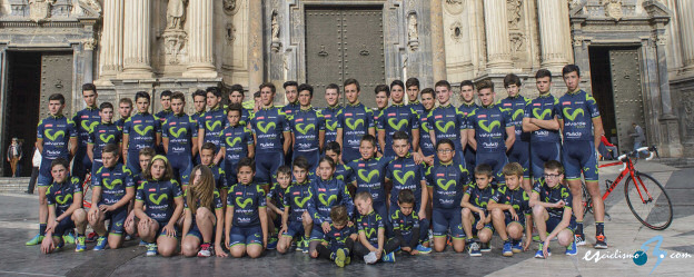 presentado-el-valverde-team-con-j-venes-de-escuelas-cadetes-y-junior
