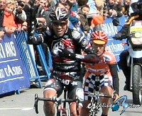 Vuelta a Asturias: Glenn Chadwick, primer líder al vencer en Llanes (Clasif.) Vuelta a Asturias: Glenn Chadwick, primer líder al vencer en Llanes (Clasif.)