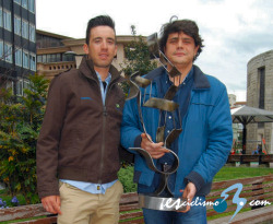 Kiko Urrusti diseña el original trofeo de la 56 Vuelta a Asturias Kiko Urrusti diseña el original trofeo de la 56 Vuelta a Asturias
