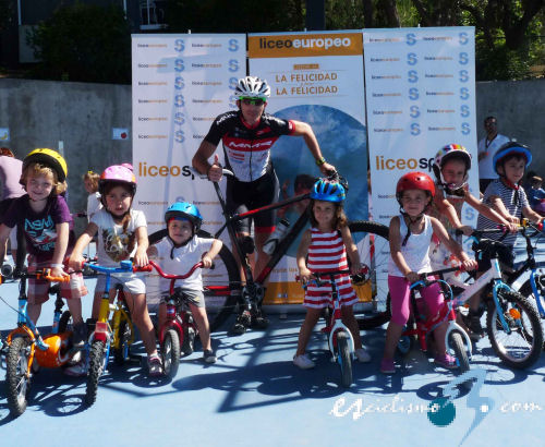 Niños de 3 a 5 años recrean el Tour de Francia con Luis Pasamontes Niños de 3 a 5 años recrean el Tour de Francia con Luis Pasamontes