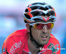 www.esciclismo.com/actualidad/imagenes/mikel_nieve_giro_italia_et7z_2011_sirotti.jpg
