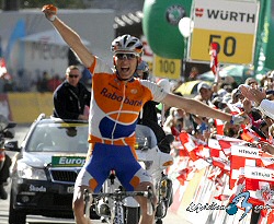 Tour de Omán Robert Gesink, nuevo líder tras ganar la cuarta etapa Tour de Omán Robert Gesink, nuevo líder tras ganar la cuarta etapa