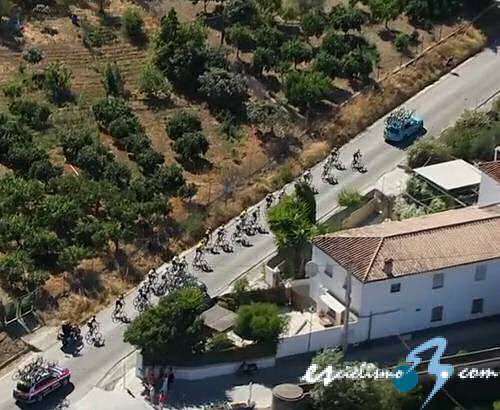 Vincenzo Nibali expulsado de La Vuelta por remolcarse en el coche del equipo Vincenzo Nibali expulsado de La Vuelta por remolcarse en el coche del equipo